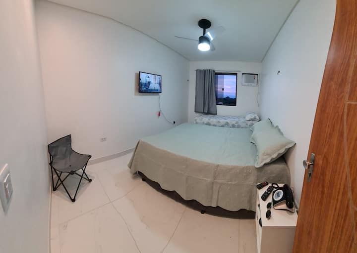 Cama doble y cama doble, televisión LED de 42 pies, aire acondicionado y ventilador de techo