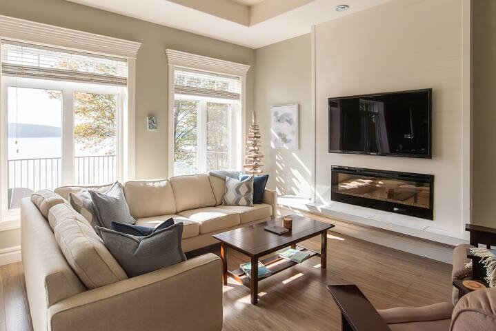 The Oak Bay Beach House gallery image 2