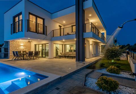 *Villa Olivia Zaton* by the Sea, Heated Pool & Spa