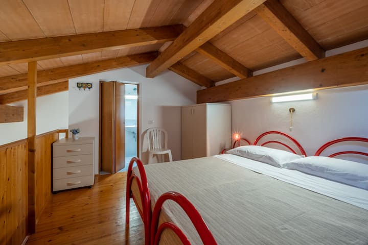 楼上房间的另一个景观，配有带淋浴的独立卫生间。