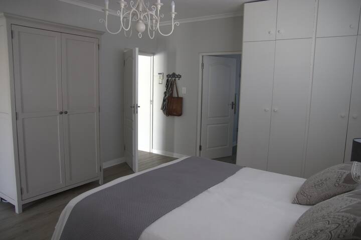 غرفة النوم الرئيسية 