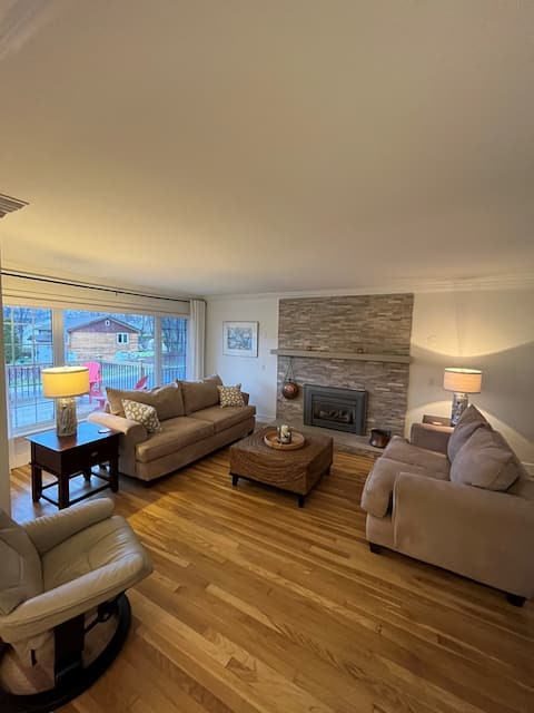 Top performing Airbnb: Bright open concept bungalow in Old Churchill Park