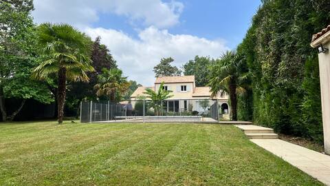 Villa 4 bedrooms + 2 bathrooms + landscaped garden with pool