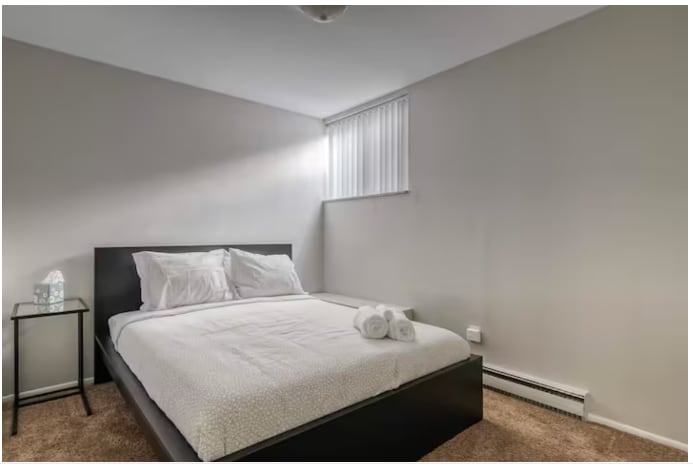 ห้องนอนด้านหลัง: 10 'X 10' = 100 ตารางฟุตรวมตู้เสื้อผ้า