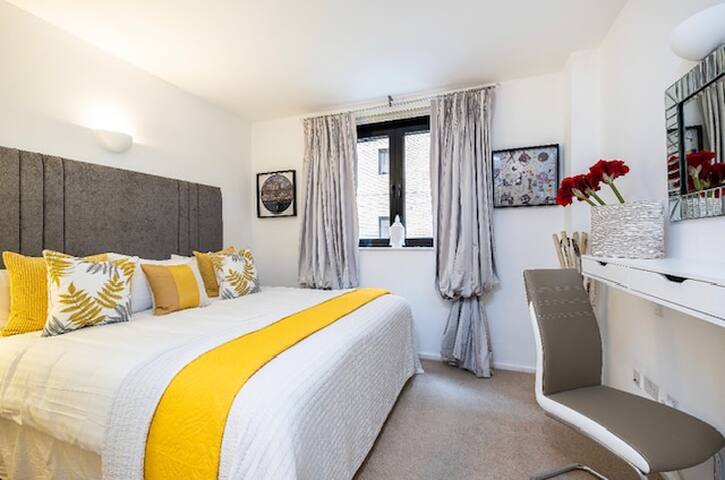 Central 2 bedroom 2 bathrooms in South Kensington. gallery image 3