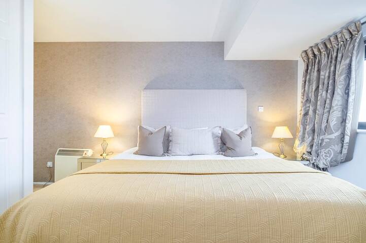 Elegant 2 bed 2 bath near Knightsbridge gallery image 3