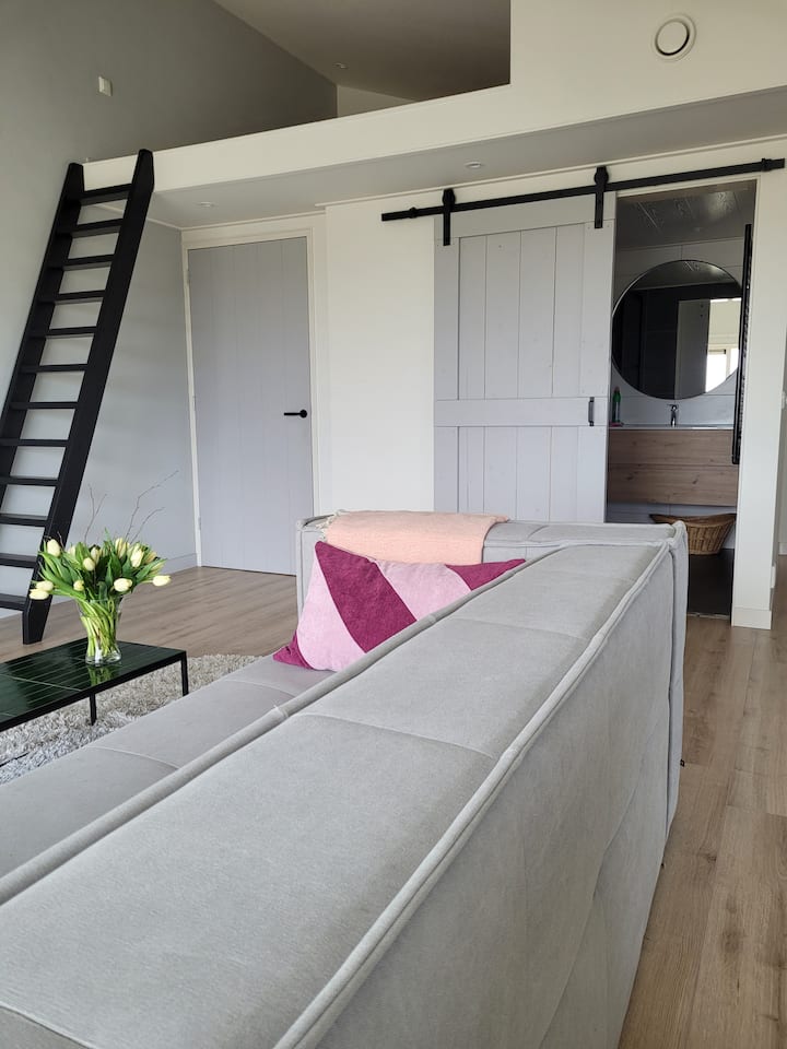 دور علوي إضافي للنوم مع مرتبة أرضية لشخصين إضافيين على الأرجح.