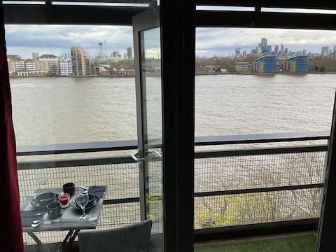 Top performing Airbnb: Stunning Thames View • 2BR Canary Wharf • Balcony. in Tower Hamlets