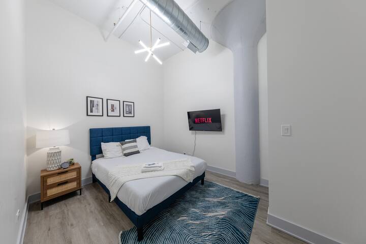 Group-Friendly 5BR Suite Near McCormick |Sleeps 12 gallery image 5