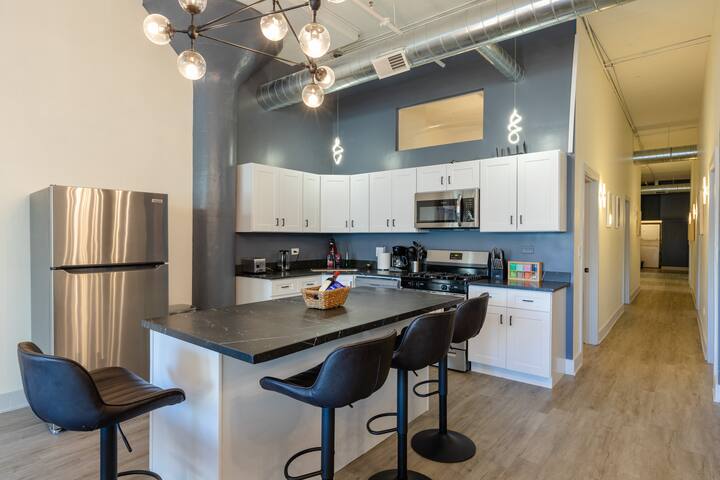 Group-Friendly 5BR Suite Near McCormick |Sleeps 12 gallery image 4