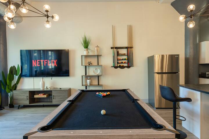 Group-Friendly 5BR Suite Near McCormick |Sleeps 12 gallery image 3