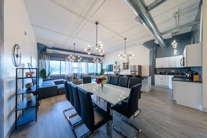 Group-Friendly 5BR Suite Near McCormick |Sleeps 12 gallery image 2