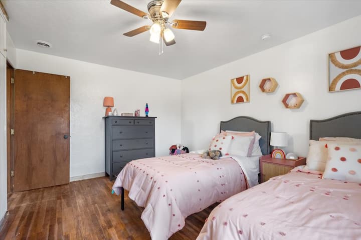 Kinderkamer met twee eenpersoonsbedden en luchtbed in kast 