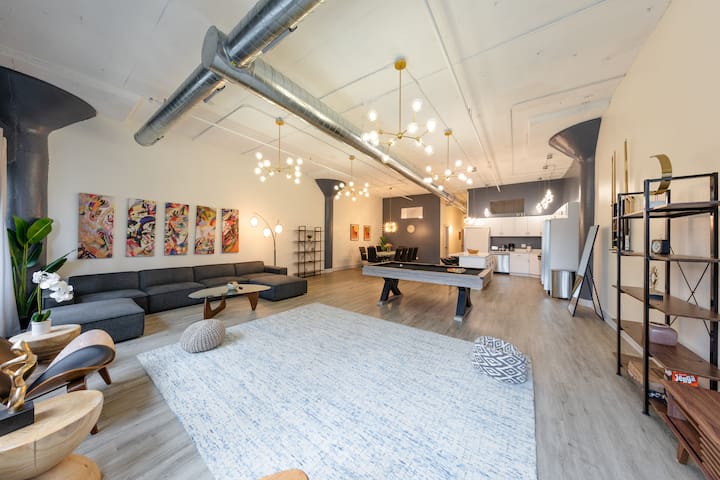 Luxurious 5BR Suite Near McCormick w/ Pool Table