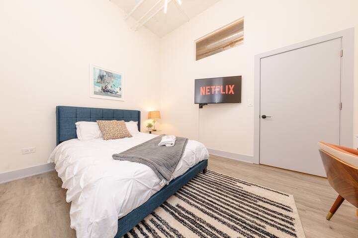 Massive Luxury 5BR Loft Near McCormick | 12 Guests gallery image 5