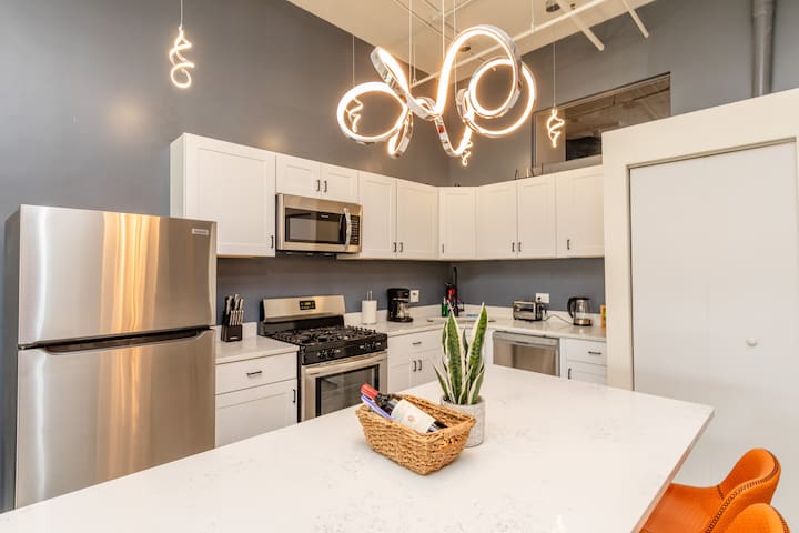 Massive Luxury 5BR Loft Near McCormick | 12 Guests gallery image 4