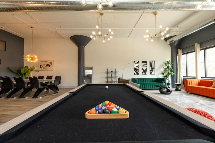 Massive Luxury 5BR Loft Near McCormick | 12 Guests gallery image 2