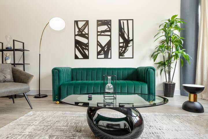 Massive Luxury 5BR Loft Near McCormick | 12 Guests gallery image 3