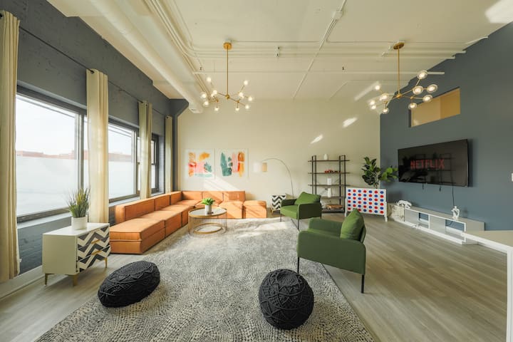 Spacious 6BR South Loop Suite Near McCormick Place