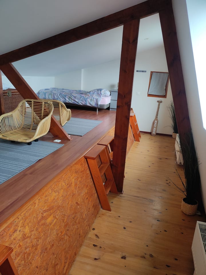 Casa rural ARROMANCHES BEACH PANORAMIC  Piso  - Gran habitación con 2 camas individuales y Velux con vistas al mar