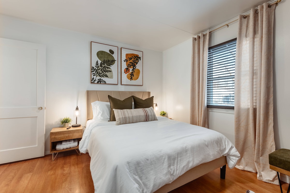 Dhoma kryesore e gjumit ka një krevat dopio "queen" me kokë të veshur me susta. Ngjyrat natyrore si jeshile e sherebelës, bezhë dhe thekse druri janë një homazh për bukurinë natyrore të Wisconsin dhe rrënjët e saj bujqësore.