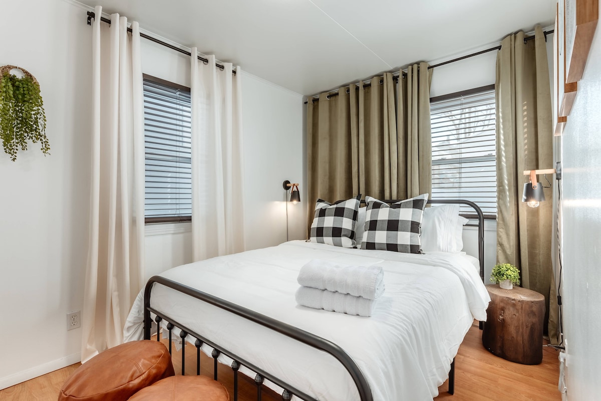 Dhoma e gjumit dytësore ka gjithashtu një krevat dopio "queen", perde të errëta prej kadifeje dhe shtroja cilësore të hotelit. 