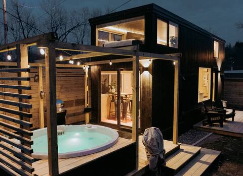 BLUSH: Boutique TINY home*private spa*walk to town