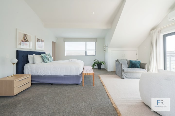 غرفة النوم الرئيسية في الطابق العلوي مع منطقة صالة، والمشي في خزانة الملابس، وحمام داخلي ومضخة حرارية/مكيف هواء.