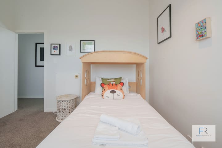 غرفة نوم كوين في الطابق العلوي إذن