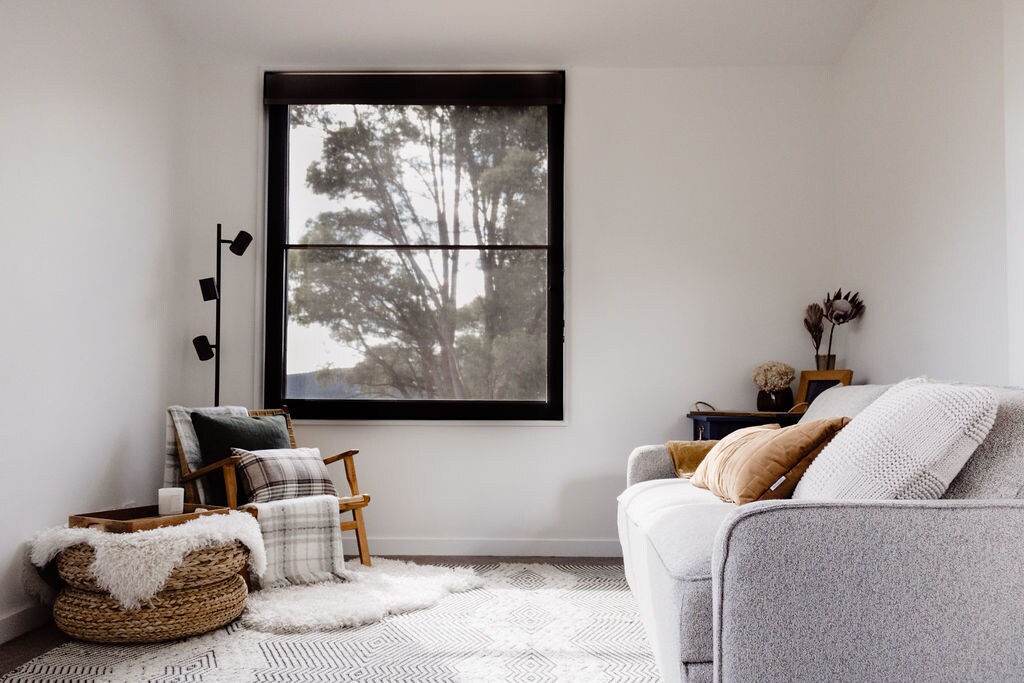 Roam Merrijig malazi YA kifahari ya Mount Buller -  Mapumziko ambayo yanaweza kubadilishwa kuwa chumba cha kulala. Kochi la godoro la Koala lenye viti 3 hubadilika kuwa kitanda cha ukubwa wa Queen chenye starehe sana.