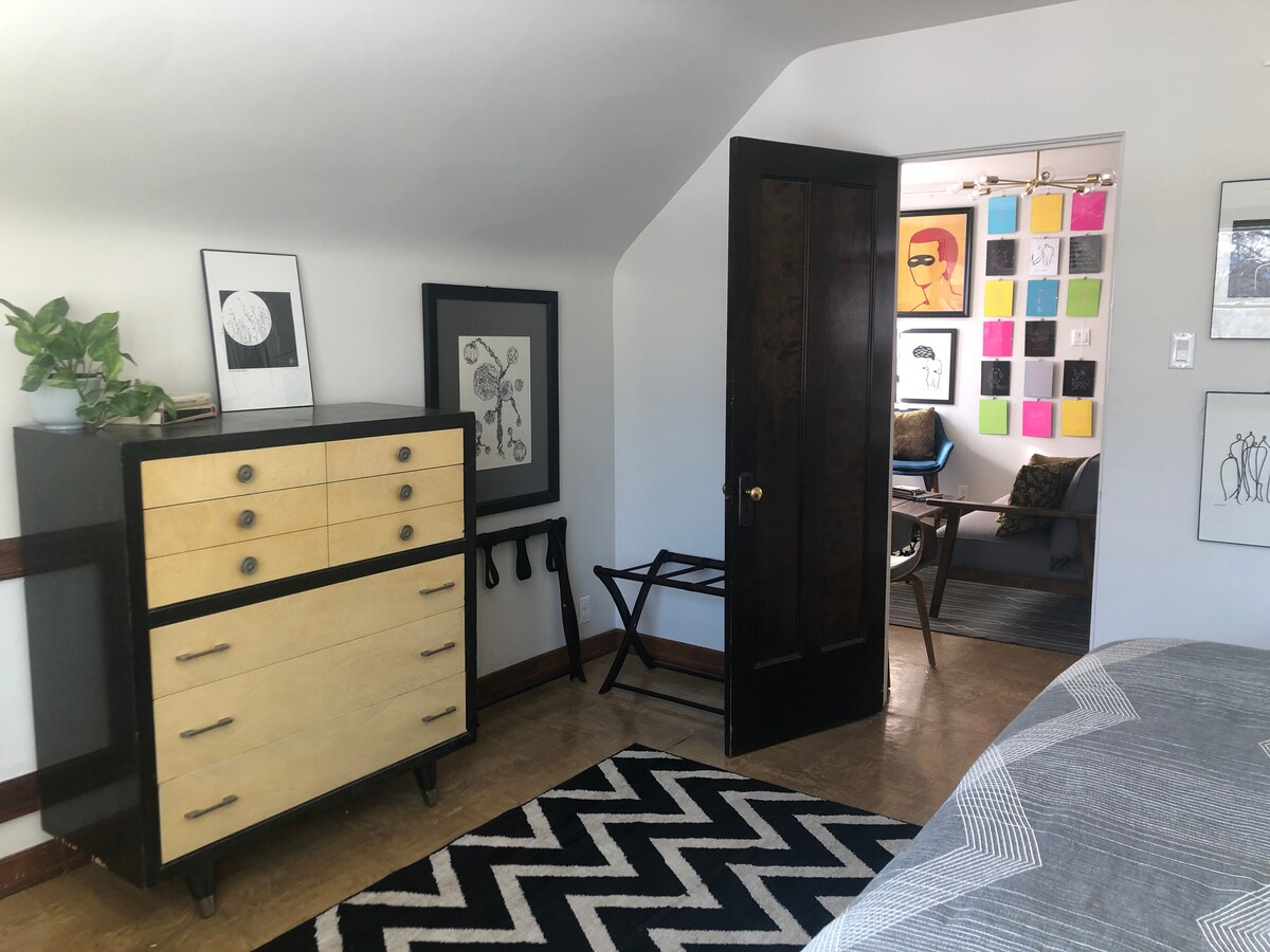 主卧配有复古躺椅、mcm梳妆台、床头柜和床头板。 窗户朝东，可俯瞰美丽的欧几里德公园。 行李架，方便您使用。 原装门和固定装置。