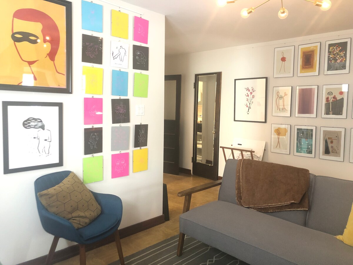 芝加哥当地艺术家在整个装潢空间中展示。