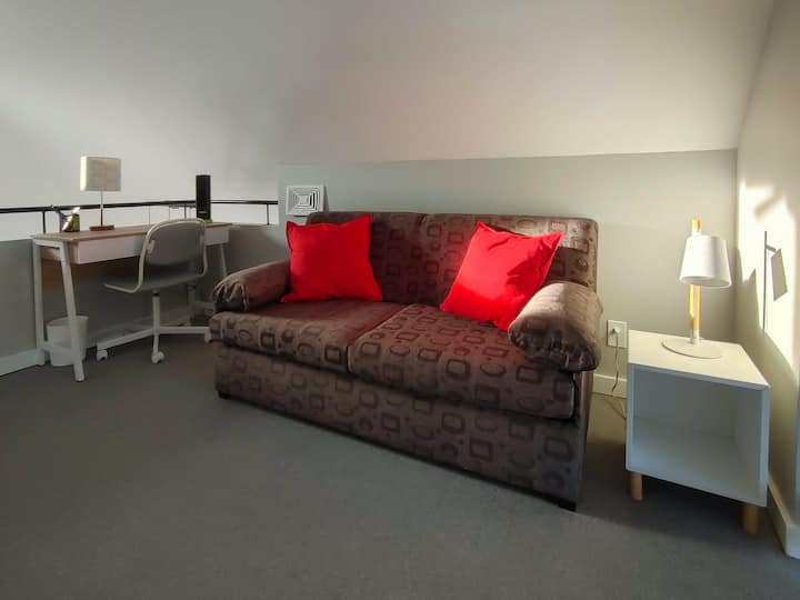 Mezzanine - slaapbank (tweepersoonsbed) + bureauruimte