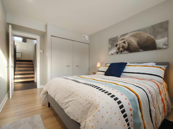 - Queensize bed - uitzicht op de kledingkast