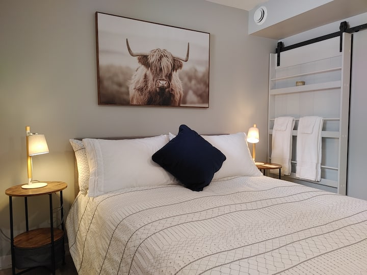 - Queensize bed - uitzicht op de kledingkast