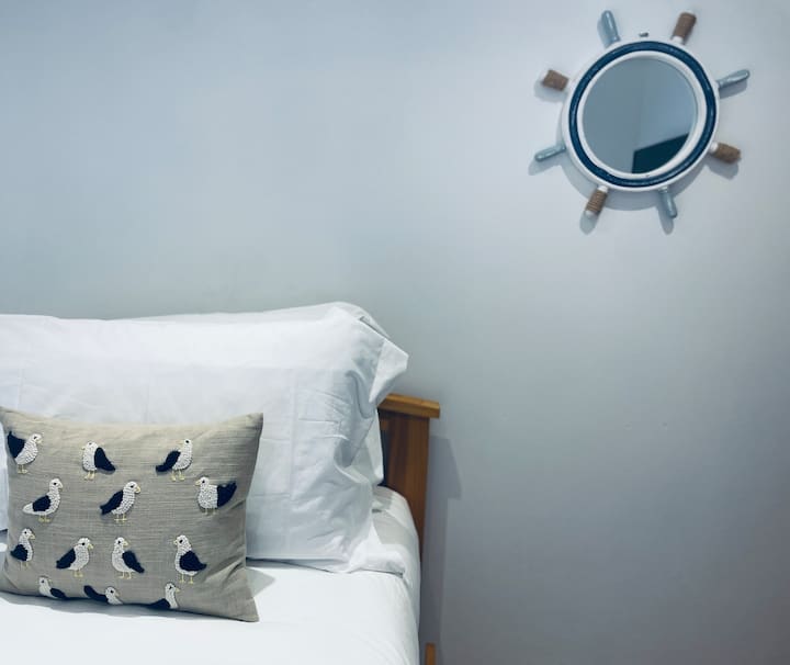 Seagull cushion და porthole სარკე საძინებელი 3. Ერთადგილიანი კომფორტული საწოლი მაღალი ხარისხის მატრასით და მეორე გამოსაწევი საწოლით.