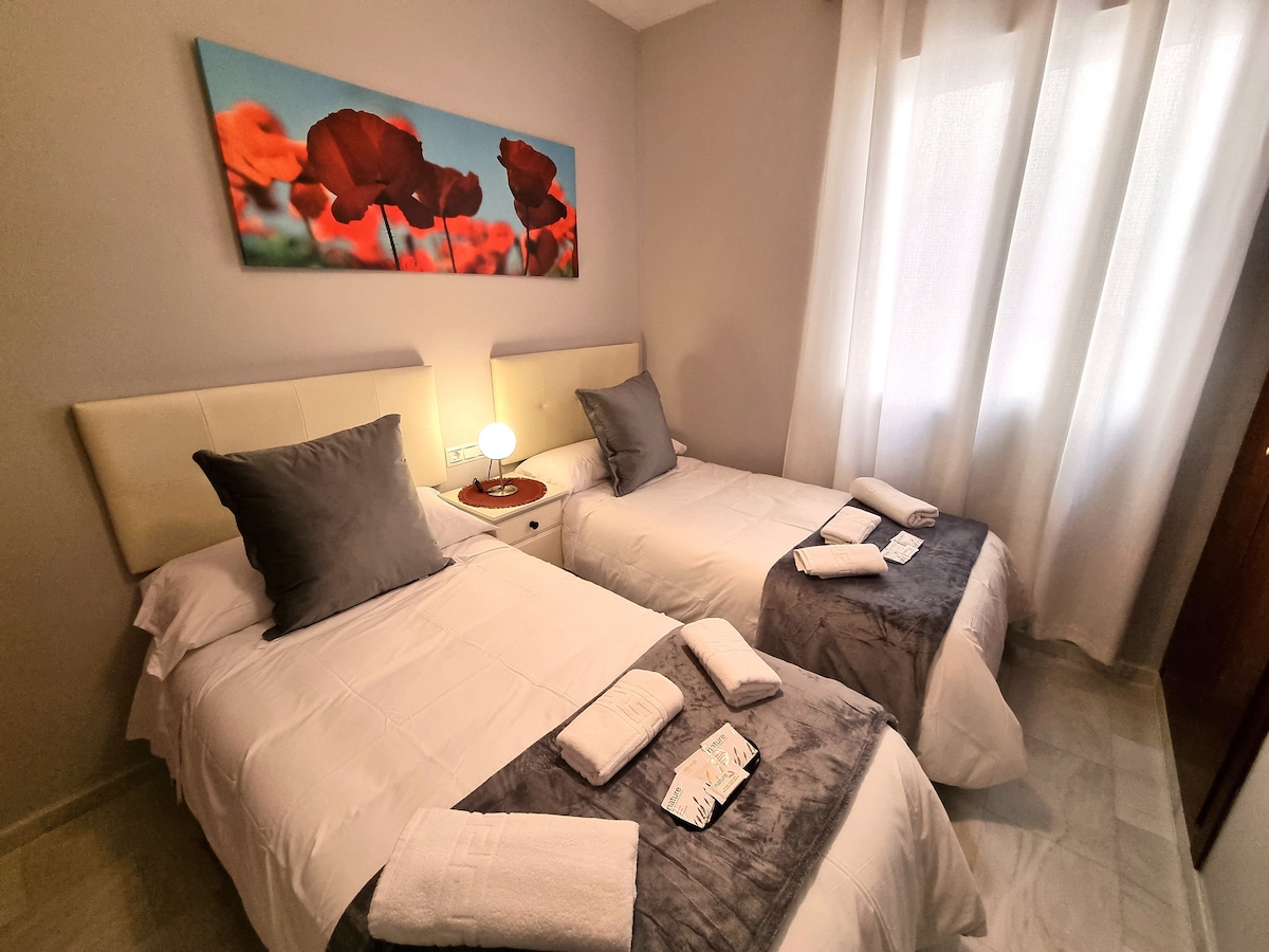 Დიდი მეორადი საძინებელი ორი დიდი ერთადგილიანი საწოლით და ძალიან კომფორტული ლეიბებით, ასევე მისი დეტალები, როგორიცაა პირსახოცები, ბარი, შამპუნი, ტანის გელი და ტანის კრემი.