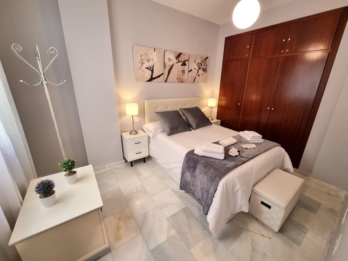 Ფართო მთავარი საძინებელი დიდი საწოლით და ძალიან კომფორტული მატრასით, ასევე, პირსახოცები, ბარი, შამპუნი, ტანის გელი და ტანის კრემი.