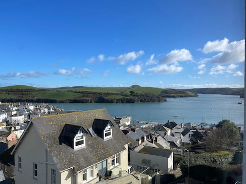 Top performing Airbnb: Salcombe Regatta Wk & with parking! central spot! in Salcombe
