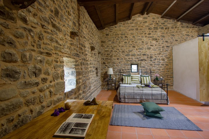 Camera da letto matrimoniale con muratura in pietra e tetto in legno a vista (con possibilità di aggiungere due letti singoli).