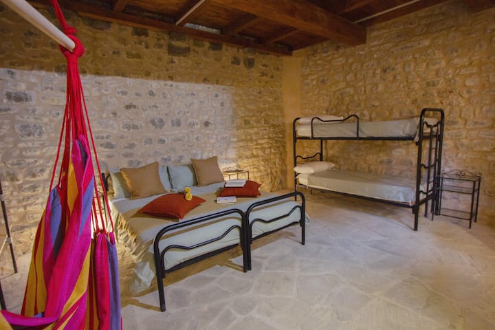 Camera da letto con letto matrimoniale e letto a castello