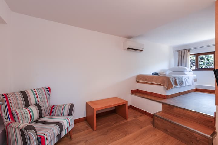 Spálňa sa nachádza na spodnom poschodí s  1 samostatnou posteľou, 32-palcovou TV, šatníkom a posedením. 