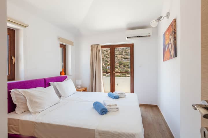 Spálňa má prístup na spoločný balkón vybavený terasovým nábytkom s krásnym výhľadom na more, hory a okolie. 