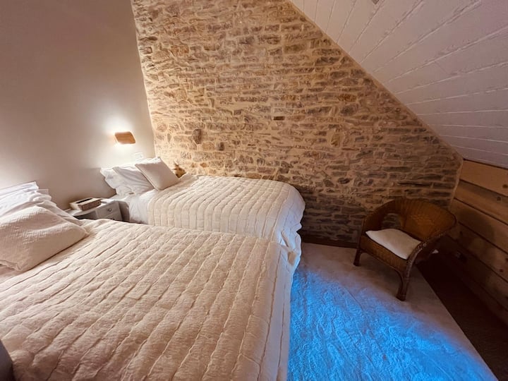 キングサイズベッドに合わせることができる2つの90x200ベッド。