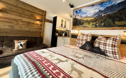 *New* Chalet with mountain view balcony in natural paradise