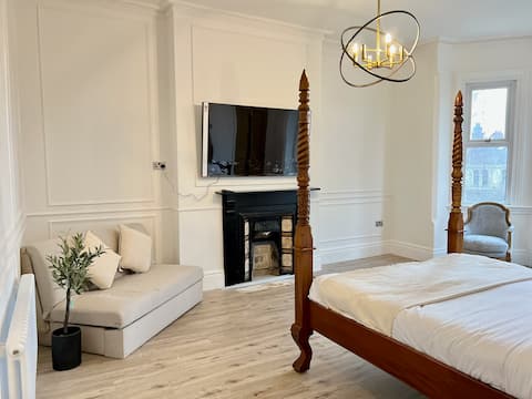 Popular Airbnb listing: Fayhomes West Midlands Luxury Late 1800 Property in Walsall