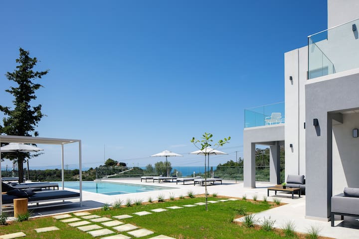 Style and Convenience near Rethymno beach and town gallery image 2