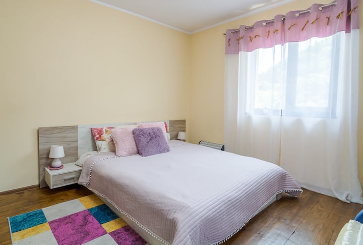 Жълта спалня