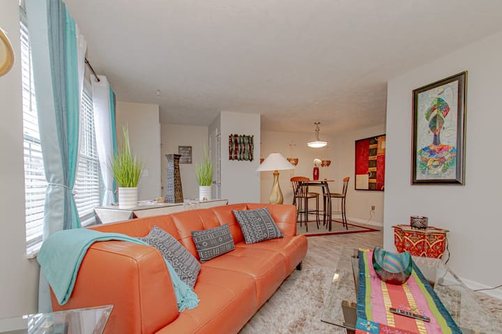 Lovely Eclectic Duplex - 12 Minutes from Airport