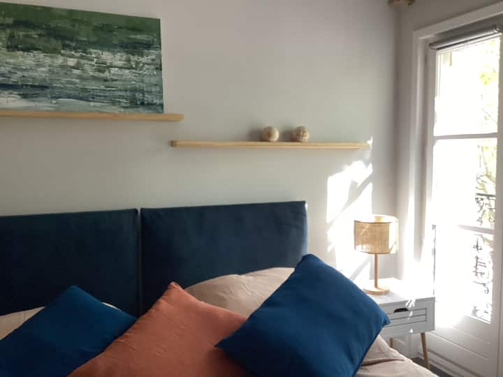 Veľmi svetlá izba s dvoma 90 cm posteľami a veľkým šatníkom. Malé kancelárske priestory. 